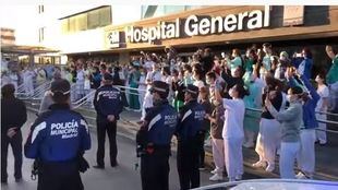 Los trabajadores de La Paz cantan Resistiré al ritmo de la banda de la Policía Municipal