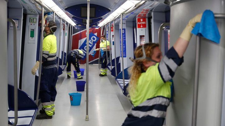 Limpieza de metro de Madrid ante el contagio de coronavirus.