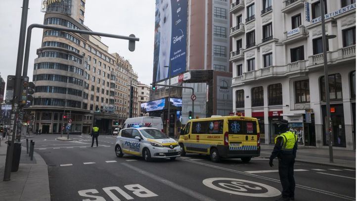 La Policía Municipal hace un control de pasajeros con autorización para ir al trabajo en Gran Vïa.