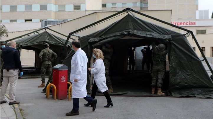 Personal sanitario pasea en el hospital de campaña en las inmediaciones del Hospital Gregorio Marañón.