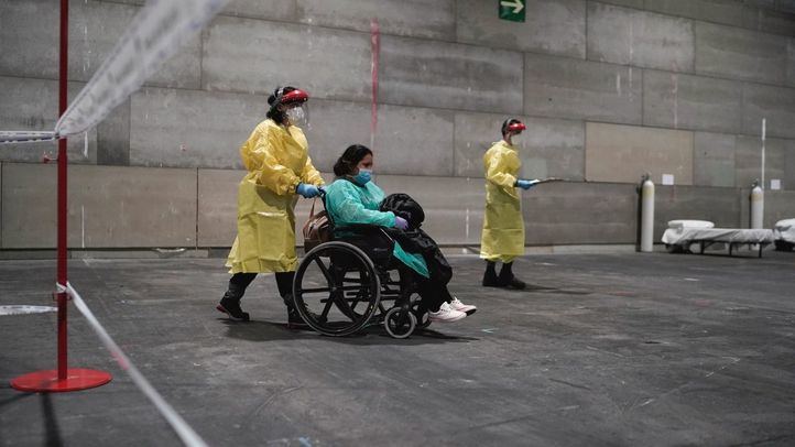 Pacientes llegando al recinto medicalizado de Ifema.