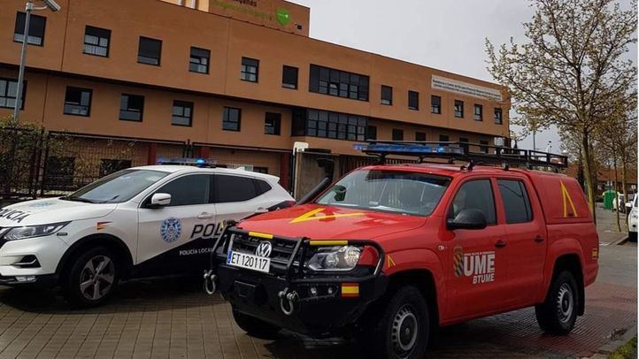 Vehículos de emergencias ante una residencia de mayores en Leganés.
