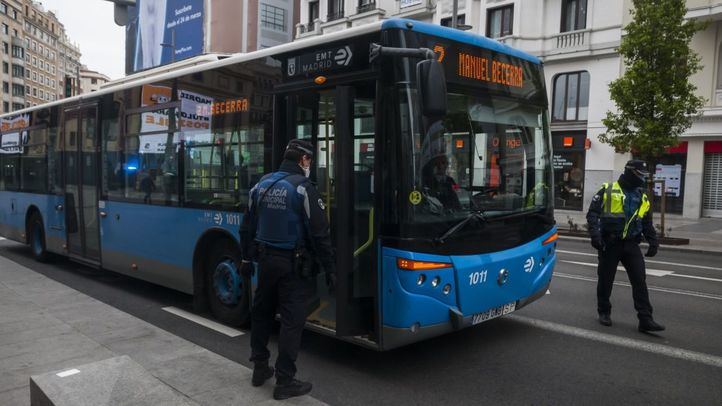 La Policia Municipal hace un control de pasajeros con autorización para ir al trabajo.