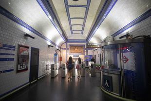 Un hombre se queda en ropa interior en medio de las vías del tren en Tirso de Molina