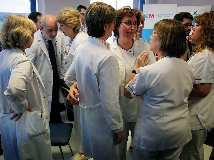 medicos/as hablando en un hospital