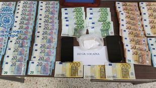 Detenido un hombre que portaba cocaína y 3.000 euros en su coche