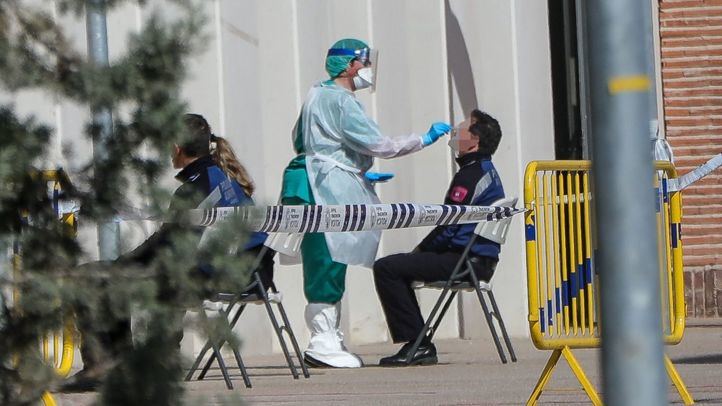 Policía sometiéndose a pruebas para el coronavirus