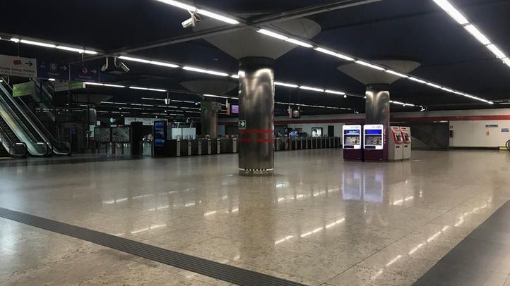 Vestíbulo de metro vacío