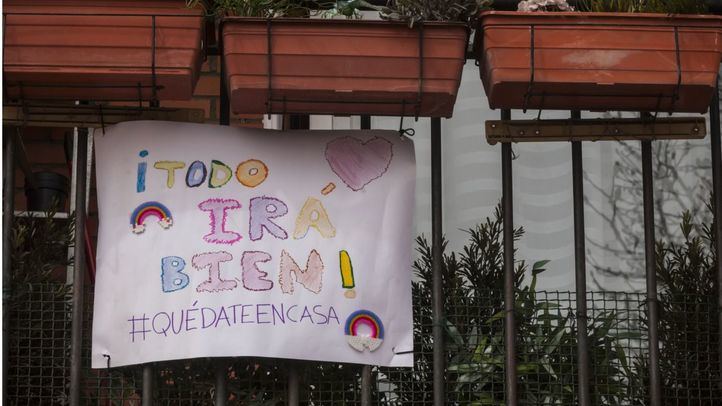 Dibujo colgado en un balcón