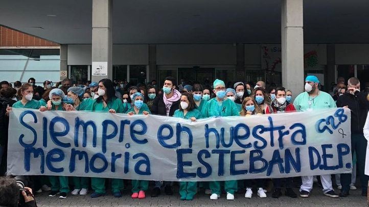 Decenas de trabajadores del Severo Ochoa Leganés rinden homenaje a Esteban Peñarrubia.