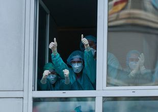 Villacís homenajea al personal sanitario y presenta la campaña 'Cine de Balcón'