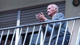 El vecino centenario que nunca falla al aplauso de las ocho