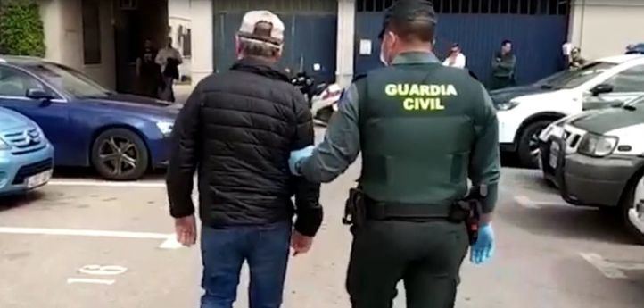 El detenido, custodiado por la Guardia Civil.