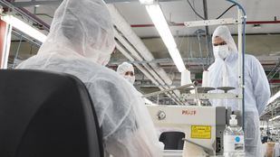 El Corte Inglés reconvierte su taller de costura de Madrid para confeccionar mascarillas de protección