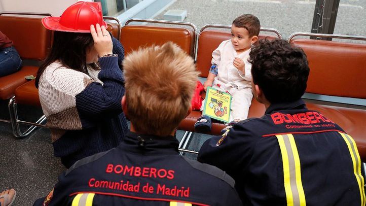 Bomberos de la Comunidad visitan a los niños hospitalizados en el Puerta de Hierro.