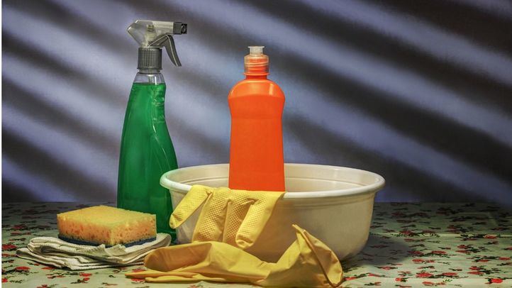 ¿Cómo hacer una preparación de lejía para desinfectar superficies?