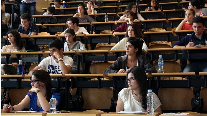 La Comunidad baraja volver a las aulas de forma paulatina