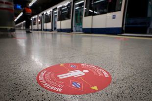 Metro coloca círculos rojos en sus estaciones para establecer distancia de seguridad entre usuarios