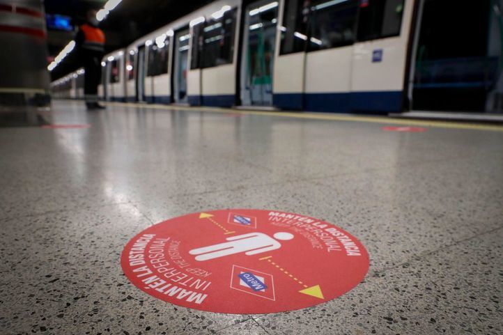 Metro coloca círculos rojos en sus estaciones para establecer distancia de seguridad entre usuarios