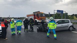 Un vehículo atropella y deja heridos a un empleado de mantenimiento y un guardia civil en la M-503