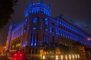 Cibeles y la Puerta de Alcalá se tiñen de azul en apoyo a los trabajadores esenciales