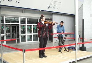 Música en directo para amenizar los descansos de los sanitarios de Ifema
