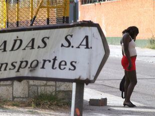 Prostitutas, manteros y limpiadoras del hogar: sin trabajo, sin ayudas y sin papeles