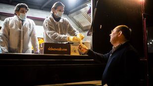 Caldo caliente, bebidas y bocadillos a disposición de los transportistas