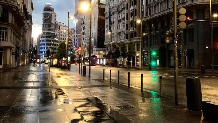 Gran Vía vacía en un día lluvioso