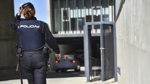 Un hombre amenaza con tirarse de un quinto piso y volar su edificio