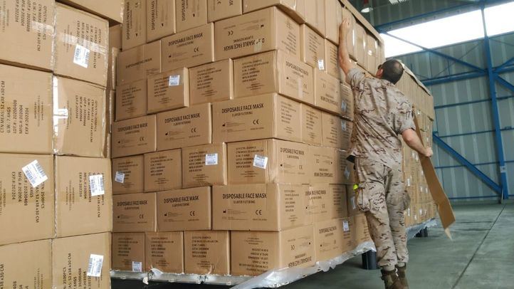 Cargamento de material sanitario en la base de Torrejón