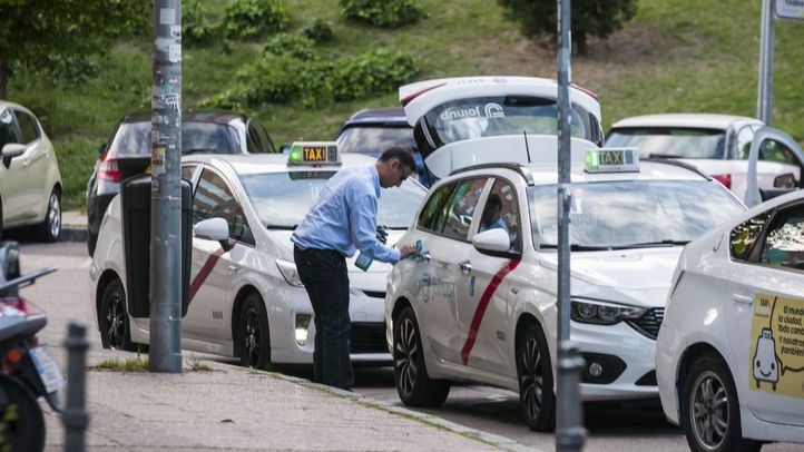 Taxista limpiando su coche