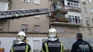Los bomberos de Fuenlabrada rescatan a un hombre que se quedó encerrado en su terraza