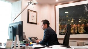 Aguado analiza con el sector textil la capacidad de producción de mascarillas de protección