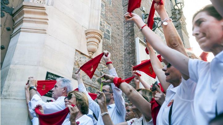 Los navarros de la capital celebrando San Fermín.