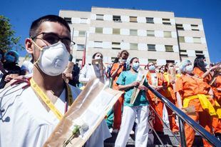 Los sanitarios que usaron mascarillas defectuosas recibirán un seguimiento "personalizado"