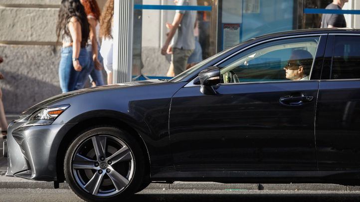 Un VTC atravesando la Gran Vía madrileña.