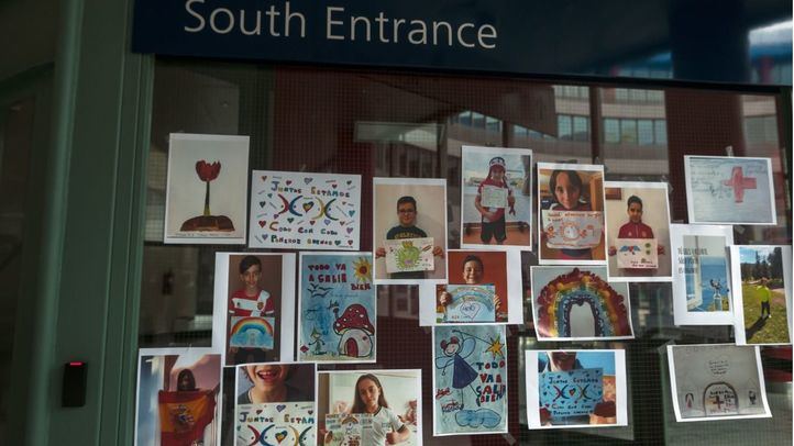 Dibujos expuestos en el Hospital de Ifema