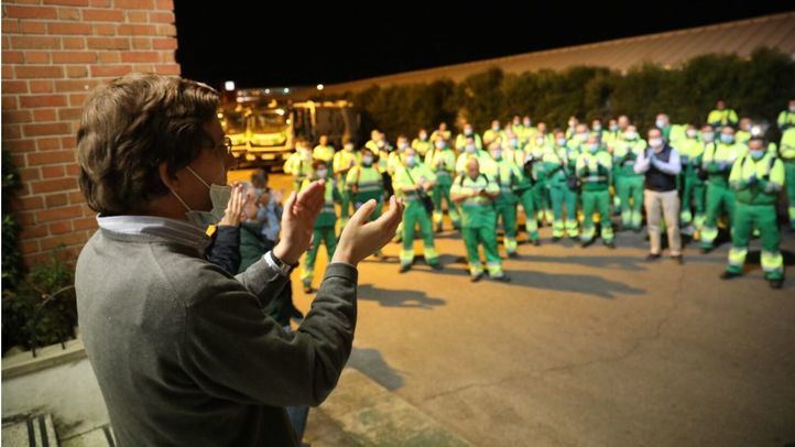 Almeida y Carabante reparten chocolate con churros a los trabajadores de recogida de residuos