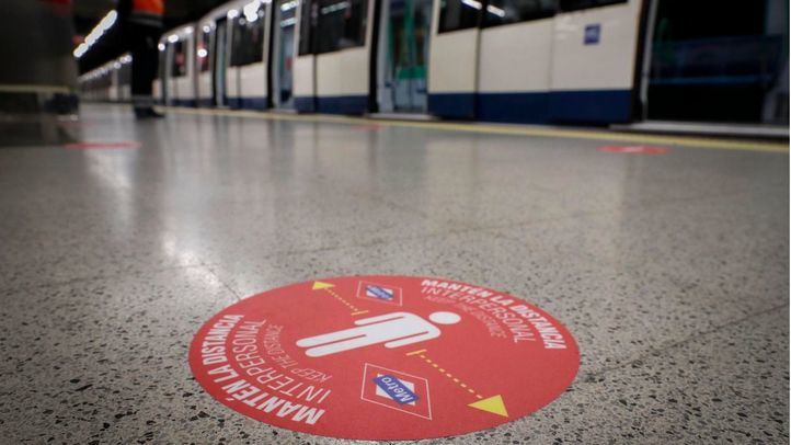 Círculo rojo en el Metro para guardar distancia de seguridad