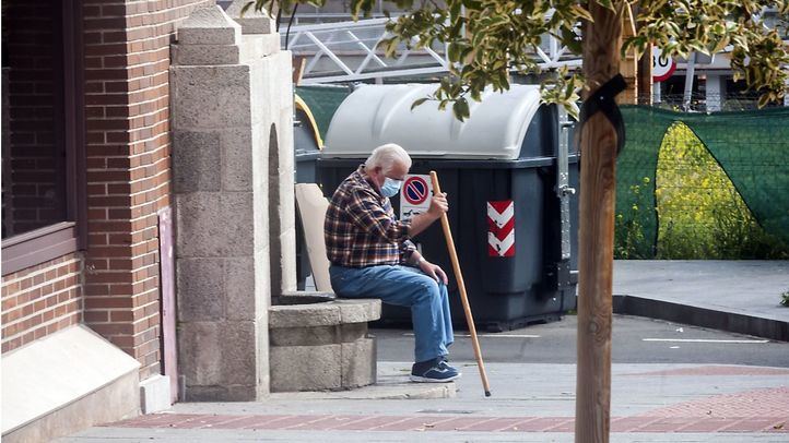 Señor sentado en la calle