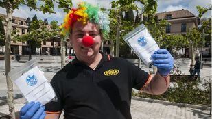 Payasos solidarios que reparten kits de protección para los más pequeños
