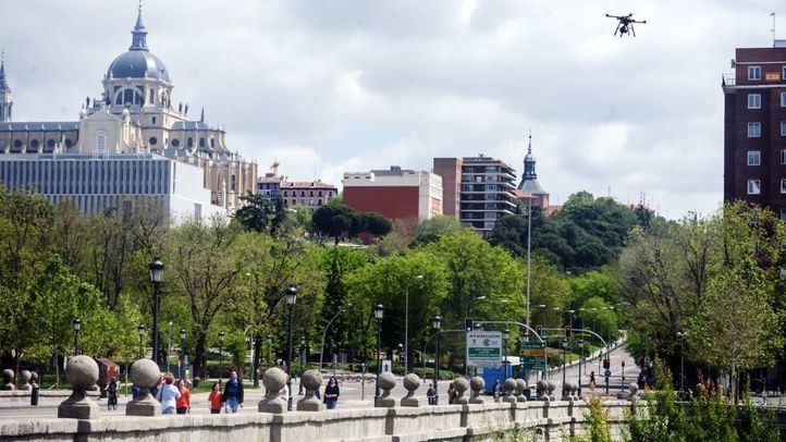 Personas paseando por el Puente de Segovia