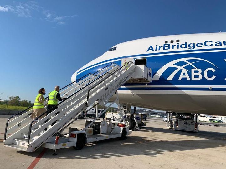 La presidenta de la Comunidad, Isabel Díaz Ayuso, en la recepción del tercer avión con material sanitario