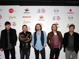 Los Secretos versiona "Pero a tu lado" con más de una veintena de artistas