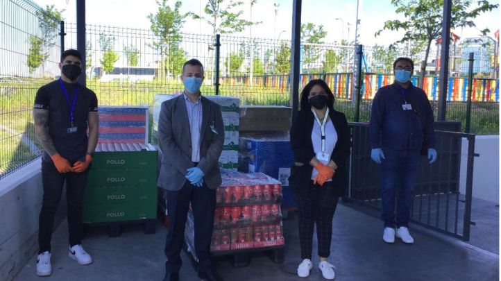 Responsables de Cáritas Griñón y de Mercadona durante la entrega.