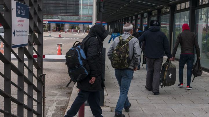 Personas sin hogar entrando en Ifema.
