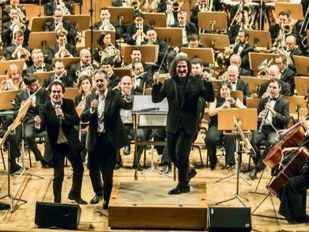 Recordando al Dúo Dinámico y la Orquesta Sinfónica de Madrid cantando su ya legendario 'Resistiré'