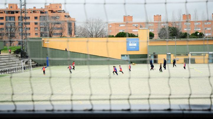 Niños jugando al fútbol en un polideportivo de Aluche.