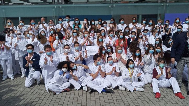 Sanitarios que participaron en la clausura del Hospital de Ifema